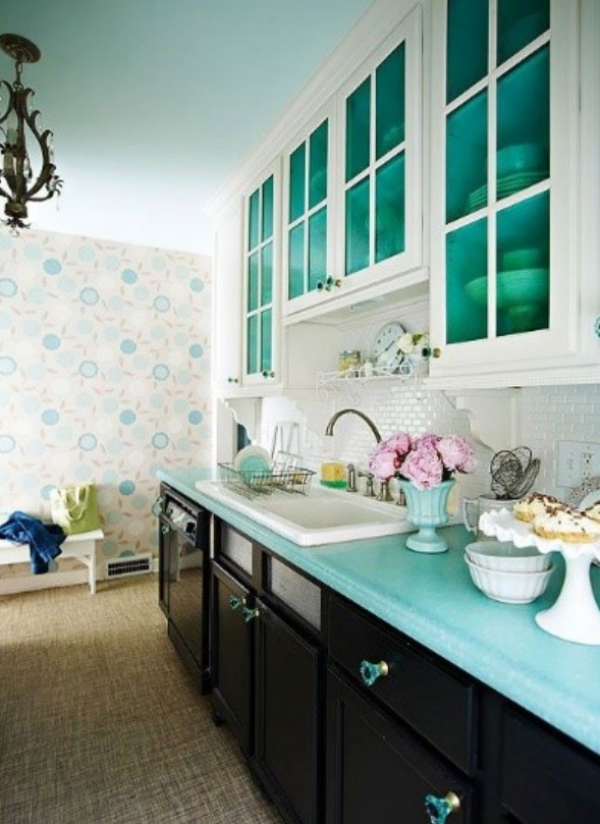 Kabinet Dapur dengan Laci Kaca Berwarna